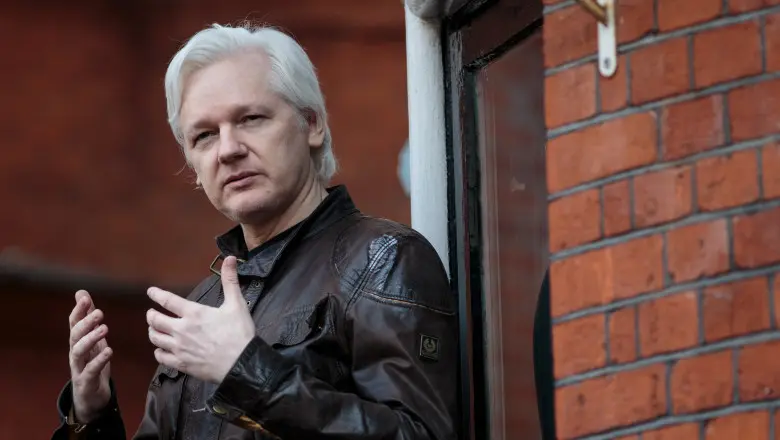 Julian Assange la ambasada Ecuadorului din Londra/FOTO: Getty