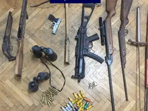 Un întreg arsenal de arme şi muniţii descoperit în mașina unui paznic de vânătoare după o amenințare - Foto: Poliția Română / imagine cu caracter ilustrativ