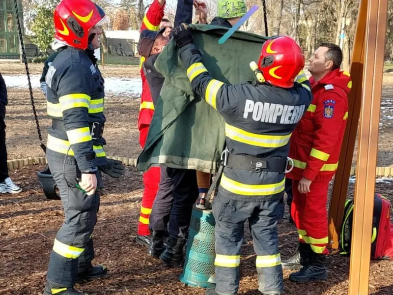 Cum au salvat pompierii un micuț blocat în leagăn și ce au făcut ca să nu râdă ceilalți copii de el Foto: Fcaebook ISU Satu Mare