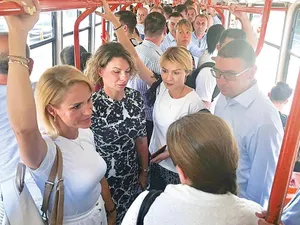 Gabriela Firea, pozând în navetistă cu tramvaiul 41, a cărui suspendare, timp de două luni, a creat haos în București. Ea a călătorit flancată de directori din Primărie (stânga)