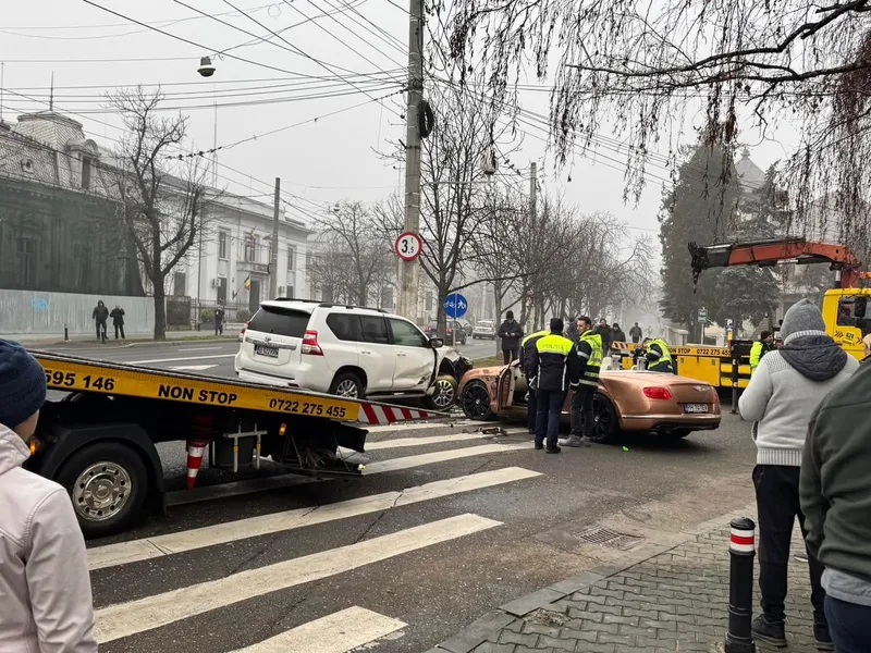 Bentley de 300.000 €, răsturnat în centrul Ploieștiului. A lovit și un Land Cruiser - Foto: Facebook/Generatia Lui John