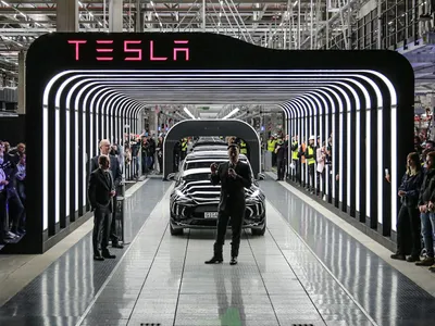 Incursiune în lumea roboților: Cum se fabrică mașinile în noua uzină Tesla din Germania. / Foto: bloomberg.com