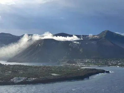 Locuitorii insulei italiene Vulcano, evacuaţi pe timpul nopţii din cauza gazelor vulcanice. / Foto: The Times / Twitter