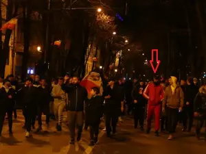 Deian Miloșev, condamnat pentru trafic de cocaină în primă distanță, a participat la proteste într-un grup in care se discuta despre dărâmarea DIICOT și aruncatul cu pietre Foto: presslaert.ro