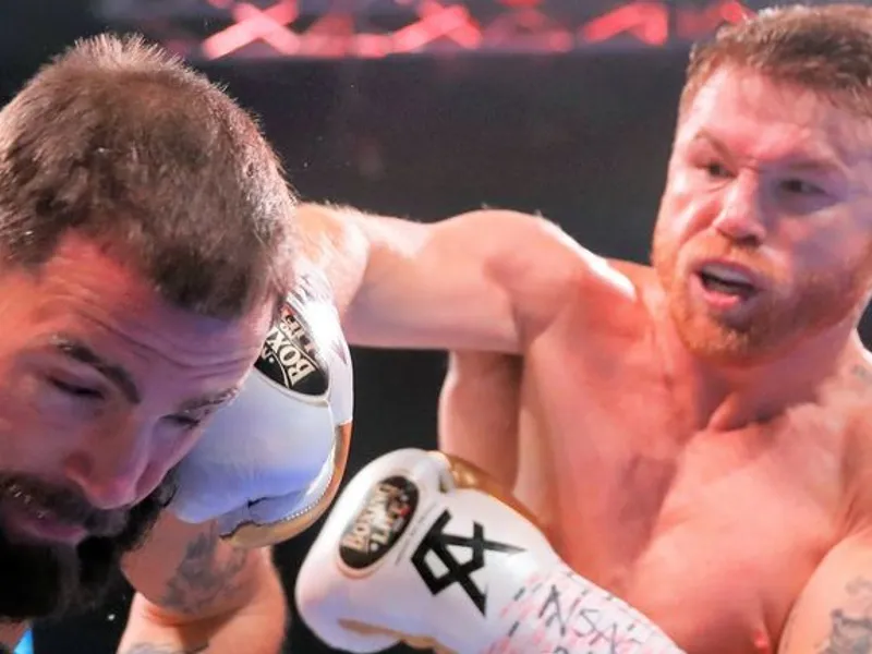 Boxerul mexican Saul „Canelo” Alvarez a unificat centurile mondiale la supermijlocie. / Foto: skysports.com