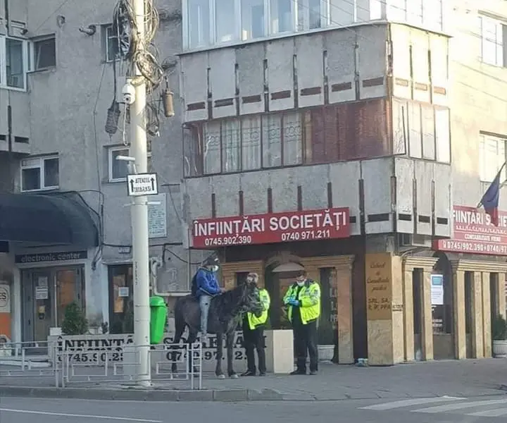 Tânărul călăreț venit să-și vadă nou născutul, oprit de poliția din Iași Foto: Bzi