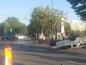 Accident spectaculos, în Piața Unirii din București. Mașina mică răstoarnă Duster-ul „mare” - Foto: Facebook/Dacia Duster Trails & Technical