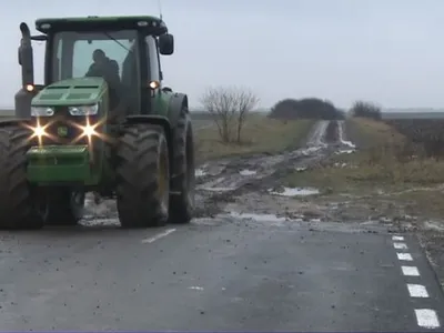 Drumul e doar pe jumătate asfaltat/FOTO: Digi24