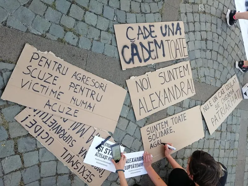 Protest al feministelor, anul trecut, după ce Alexandra, o fată de 16 ani din Caracal, a fost omorâtă când făcea naveta spre Caracal. FOTO: Feminism România