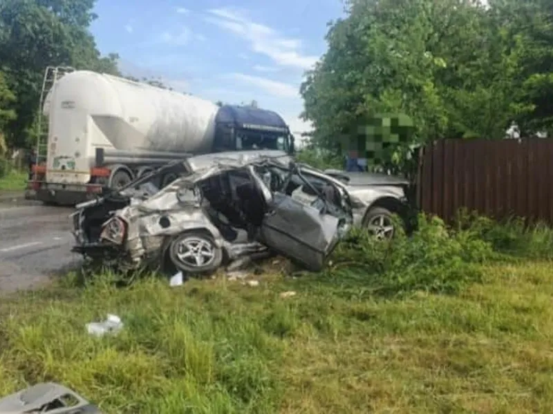 Un TIR a intrat pe contrasens și a strivit o mașină. Doi morți, o tânără de 18 ani rănită grav. / Foto: Info Trafic 24, Facebook