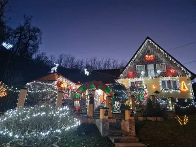 Unde se află cea mai frumos împodobită casă de Crăciun, din România - Foto: turnulsfatului.ro