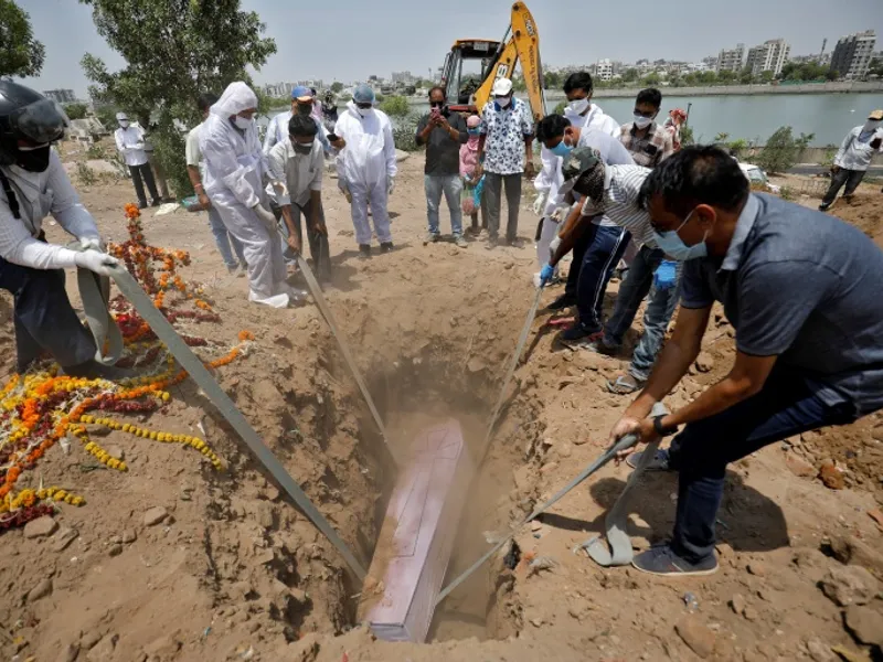 India raportează peste 500.000 de decese din cauza COVID-19. Experții numără milioane de decese/FOTO: Aljazeera