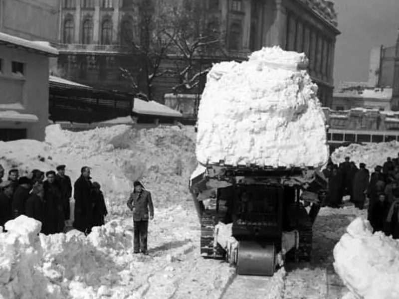 Capitala în 1954, sub 5 metri de zăpadă. - Foto: Agerpres