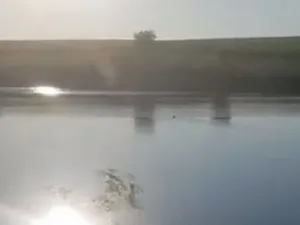 Un pescar a fost filmat în timp ce se îneca și nimeni nu a sărit să îl ajute pe o baltă din Călărași Foto: captură video