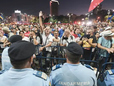 FILAJ  Mulți din cei care participă la proteste împotriva guvernanților, deși nu încalcă legea, ajung în baza de date a Jandarmeriei - Foto: INQUAM PHOTOS/ Alberto Grosescu