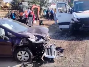 Accident de „Plan Roșu”, pe DN 54, între un microbuz cu copii și o mașină: 6 răniți - Foto: captură video