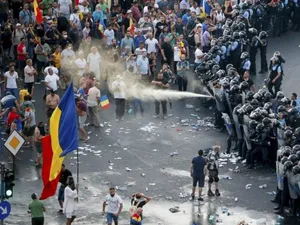 Jandarmii au dat cu gaze din plin în Piața Victoriei/FOTO: Inquam Photos/Adriana Neagoe