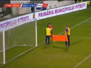 Un fotbalist, lovit de un brancardier la meciul FC Argeș – CSM Slatina. „I-a dat la gleznă” - Foto: captură video