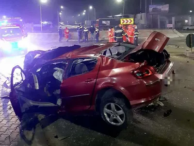 Un tânăr cu permisul suspendat s-a înfipt cu viteză colosală într-un giratoriu. A murit - Foto: Info Trafic 24