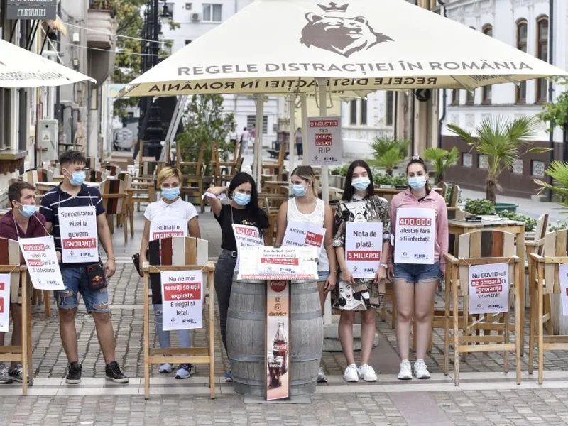 În vara 2020, patronii de restaurante din București au protestat împotriva restricțiilor care îi bagă în faliment. Foto Inguam Photos/Bogdan Dănescu