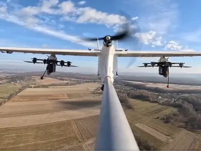 VIDEO O dronă-mamă aeriană a Ucrainei lansează alte aparate fără pilot în misiuni kamikaze - FOTO: Captură X