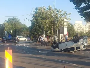 Accident spectaculos, în Piața Unirii din București. Mașina mică răstoarnă Duster-ul „mare” - Foto: Facebook/Dacia Duster Trails & Technical