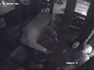 Cum au furat doi hoți un bancomat de la Irish Pub din București Foto: captură video