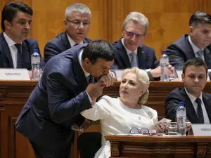 Acces de cavalerism al lui Niculae Bădălău, surprins sărutându-i mâna Vioricăi Dăncilă, șefa PSD și a Guvernului. Sursa foto: Inquam Photos - George Călin