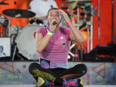 Probleme pentru solistul trupei  Coldplay, Chris Martin, după ce a căzut pe scenă. Ce a pățit? - Foto: Istock / imagine cu rol ilustrativ