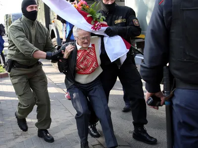 Nina Baghinskaia a fost săltată de oameni ai forțelor de ordine fără însemne pe uniforme Foto: Profimedia