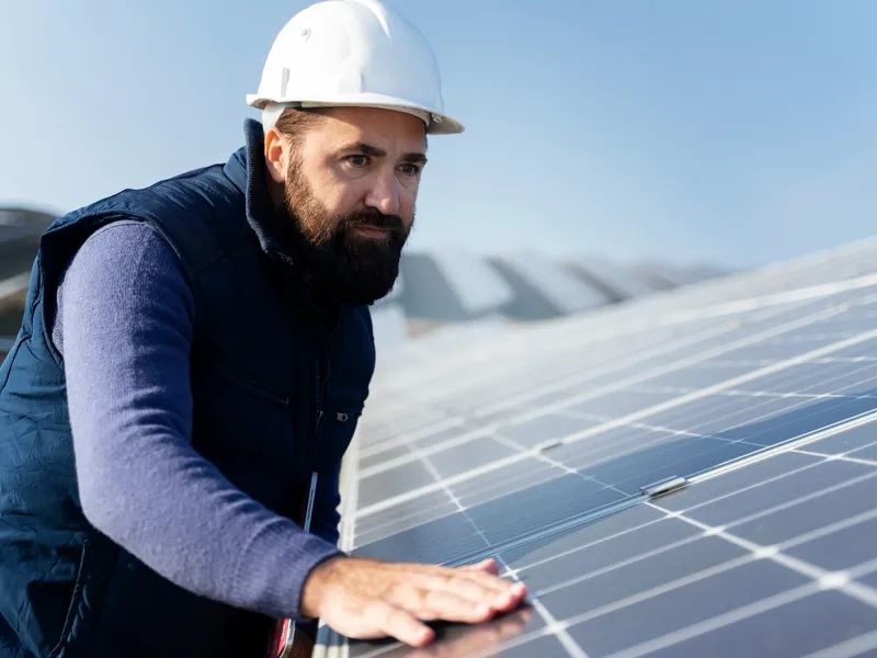 Au pierdut cei 20.000 lei pentru panouri fotovoltaice din cauza instalatorilor. Cum au fost înșelați - Foto: Freepik (Imagine cu rol ilustrativ)