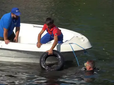 Românii, civilizați? Scafandrii au găsit în Crișul Repede anvelope, tigăi, sticle de șampanie - Foto: captură video