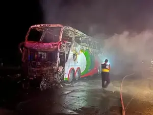 Peste 13 morți într-un accident teribil de autobuz în care erau 50 de pasageri - FOTO: Captură Youtube/ Exitosa Noticias