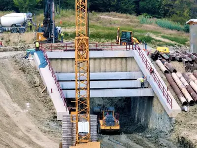 România începe să spargă munţii pentru a dezvolta infrastructura. Tunel pentru autostradă în Carpați Foto: Ora de Sibiu