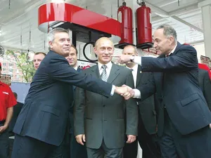 Șeful Lukoil,  Vagit Alekperov (stânga),  și președintele rus, Vladimir Putin, la inaugurarea unei benzinării Lukoil în New York