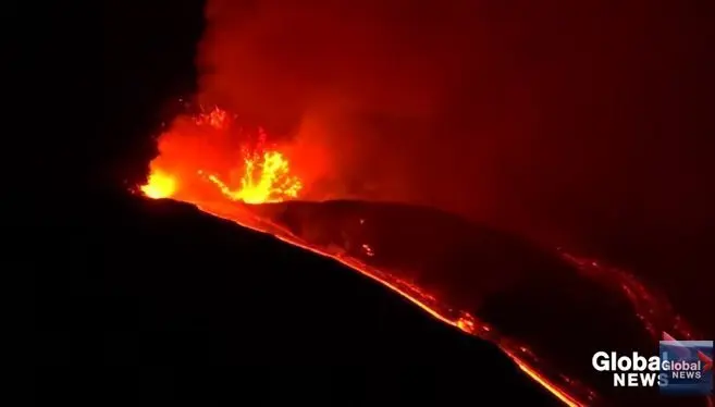 Etna erupe