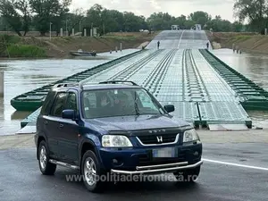 Podul flotant de trecere a frontierei de la Bumbăta - Leova - Foto: Poliţia Română de Frontieră