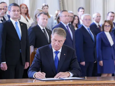 Persoanele condamnate nu mai au voie să candideze în funcții publice. Iohannis a promulgat legea - FOTO: Facebook/Klaus Iohannis