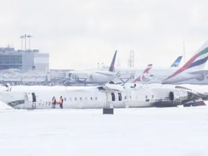 Accident aviatic în Canada. Un avion cu 80 de pasageri s-a răsturnat pe aeroportul din Toronto - Foto: Profimedia images