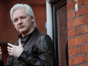 Julian Assange la ambasada Ecuadorului din Londra/FOTO: Getty