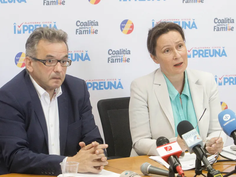 Președintele Coaliției pentru Familie, Mihai Gheorghiu, și purtătoarea de cuvânt a CpF, Ana-Corina Săcrieru, acuză un boicot general. Foto: Inquam Photos -Adriana Neagoe