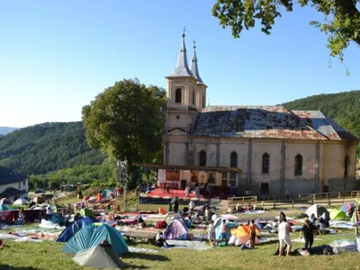 A început pelerinajul la Mănăstirea Nicula. Credincioșii și-au făcut tabără cu corturi - Foto: Știridecluj.ro