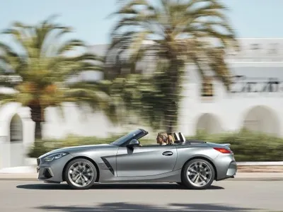 Noul Z4 este un roadster premium clasic, cu două locuri, acoperiș amovibil din pânză, un design plin de emoţie şi un interior purist, orientat către conducător.