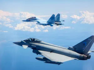 Un Typhoon al Royal Air Force interceptează un avion de luptă Su-30 Flanker al Rusiei - Foto: Profimedia Images (imagine cu caracter ilustrativ)