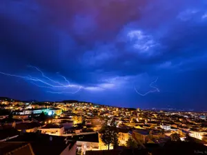 METEO Un ciclon loveşte România. Va fi o schimbare radicală a vremii. O toamnă turbulentă - Foto: PXHere/Nikos Koutoulas/CC0