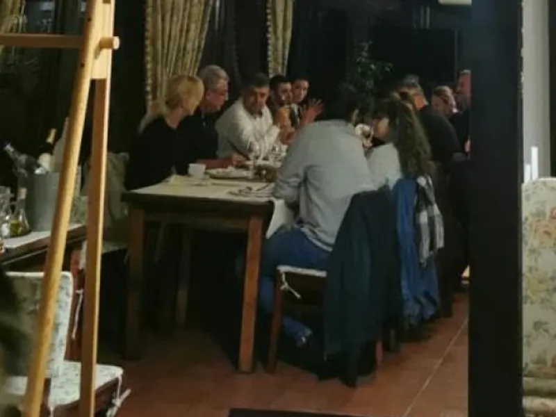 Marcel Ciolacu, surprins la un restaurant din Sărata Monteoru, jud. Buzău, cu încă 10 persoane la masă