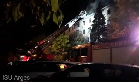 Incendiu de proporții într-un bloc din Pitești. FOTO: ISU Argeș