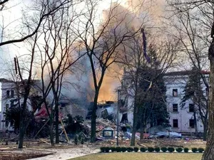 Aproximativ 300 de persoane ar fi fost ucise în bombardarea teatrului din Mariupol/FOTO: Twitter. Bengt Ivarsson