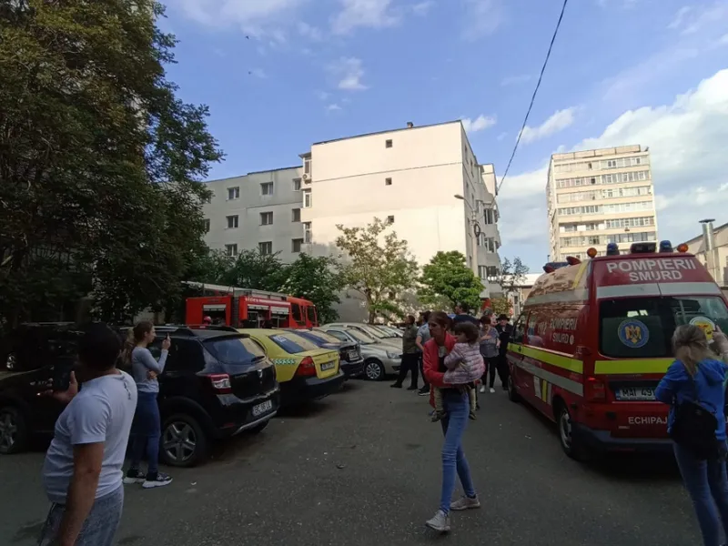 Incendiu, într-un bloc cu 10 etaje din Bacău. Zeci de persoane, evacuate. / Foto: bacau.net