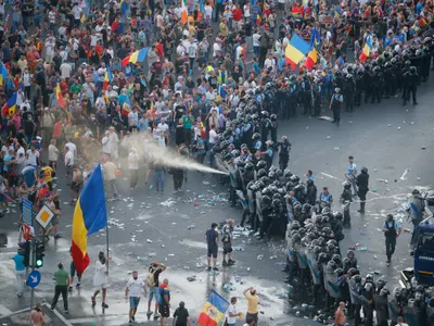 Intervenția brutală a Jandarmeriei împotriva protestatarilor din Piața Victoriei, în 10 august. FOTO: Inquam Photos - Adrian Neagoe